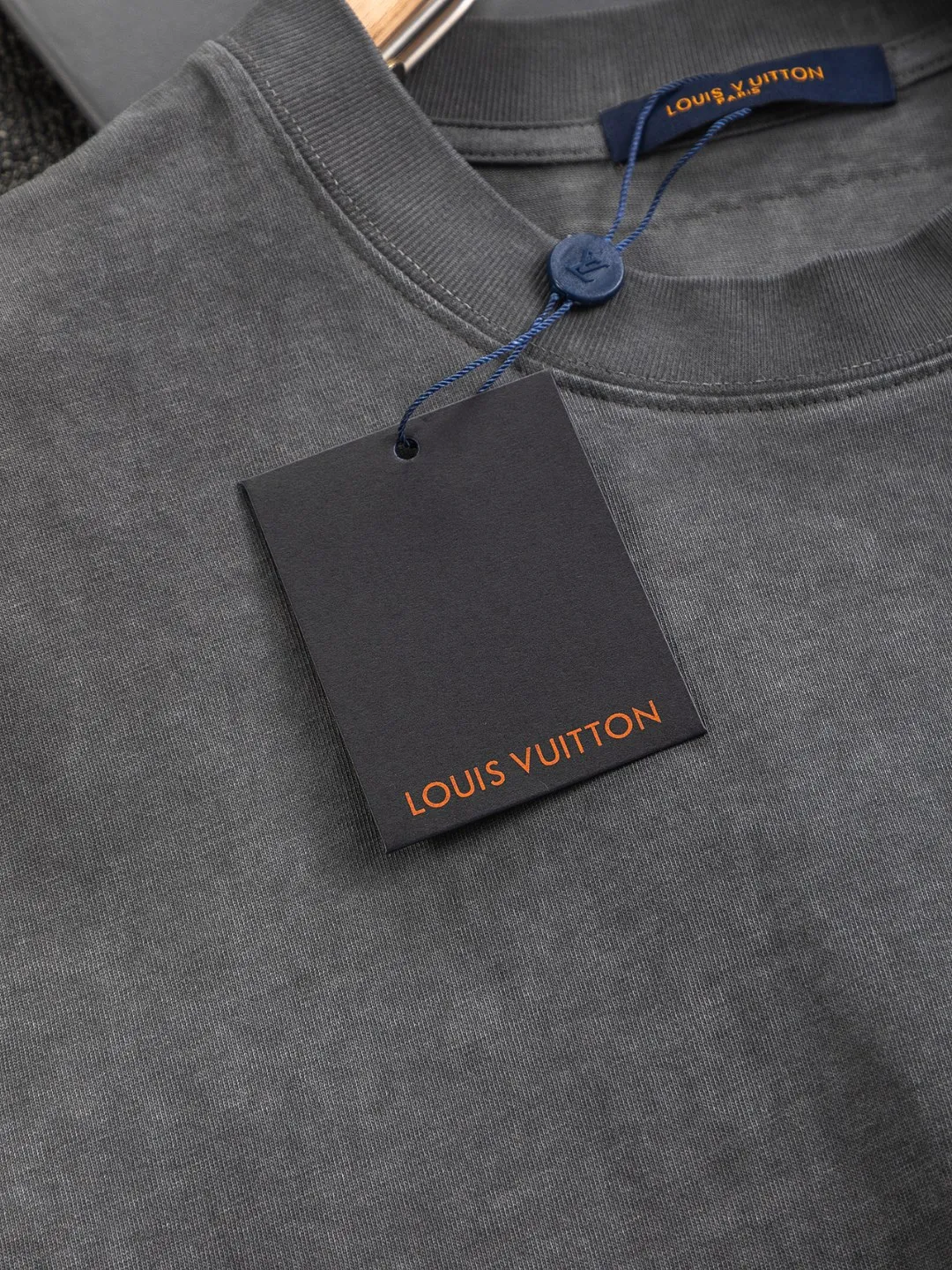 🅿️250 Louis Vuitton 1V Lvjia slightly wide version S-Xl LV 25ss new product counters are on the shelves at the same time. Multiple craftsmanship, chest cut letter patch, back panel cut clover ☘️ patch, letter signature style, one-piece design 🪡 Embroidered round neck short-sleeved T-shirt, same style for men and women! Synchronized with the official website, pure cotton fabrics at the counter! It is close to the skin and comfortable, durable and easy to wear. It has a classic and simple logo design and meticulous original craftsmanship. Short-sleeves, a must-have item for men, do not appear to be the same for the general public, but must be unique and eye-catching. This LV short-sleeve is all about quality, comfort, the same shape and fashion as always, including fabrics and cutting techniques. All of them have been made with great effort! 320 grams of washed pure cotton fabric, pure cotton is breathable, very refreshing and comfortable for daily wear. The rib knitting on the neckline is smooth and tight, and the neckline will not be skewed if you toss it at will. The loose version, you will find that it looks really good on the upper body. The overall is minimalist and neat, super versatile for daily use! Pair it casually with a pair of pants for a youthful look. A T-shirt will make your outfit crazy. It is a fashionable item that can never go wrong! Color: dark gray light blue, Size: S-XL Size chart: S: Shoulder width 50-Bust 54-Length 70 M: Shoulder width 52-Bust 56.5-Length 72 L: Shoulder width 54-Bust 59-Length 74 XL: Shoulder width 56-Bust 61.5-Length 76